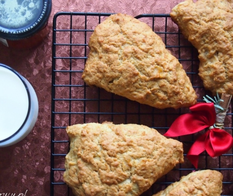 Scones z karmelizowanym jabłkiem
