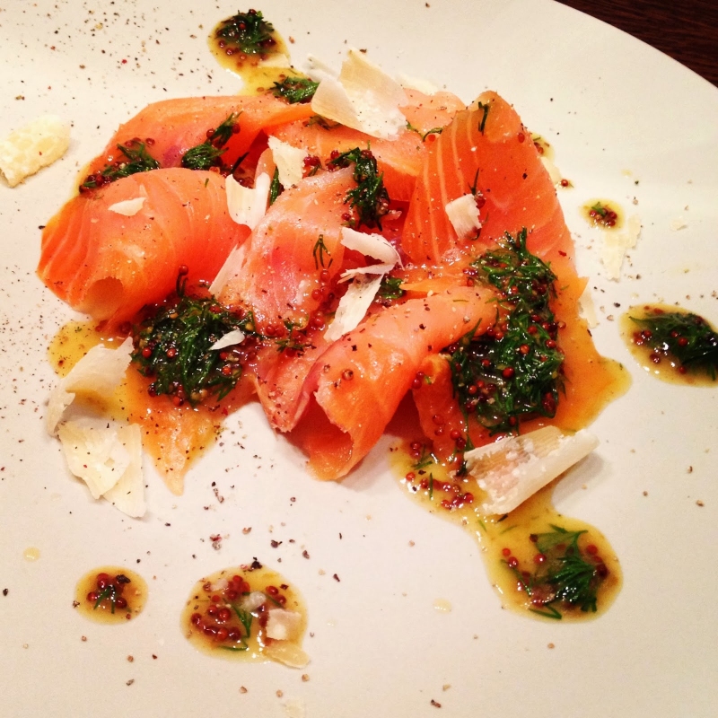 Carpaccio z łososia z miodowo-musztardowo-cytrynowym dressingiem