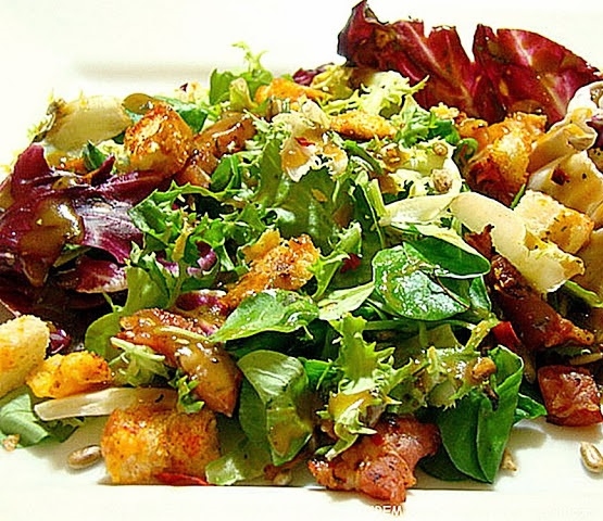 SAŁATKA Z GRZANKAMI CHEDDAREM CHILLI I ZIARNAMI SŁONECZNIKA