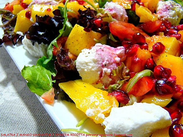 SAŁATKA Z MANGO GRANATEM I SERKIEM RICOTTA
