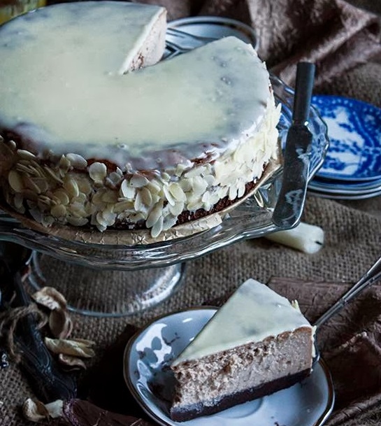 Sernik chałwowy na brownie spodzie