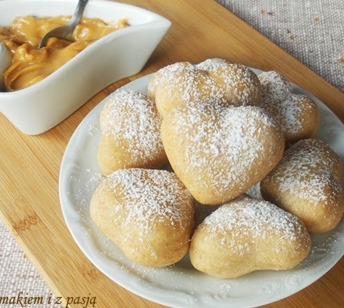 Pieczone pączki orkiszowe z kajmakiem