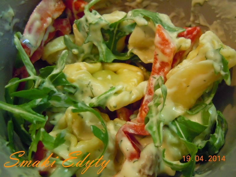 Sałatka z tortelloni z śmietankowym sose