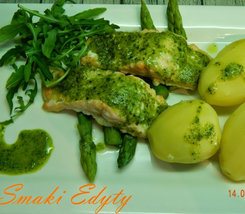 Łosoś w pesto z młodymi ziemniakami