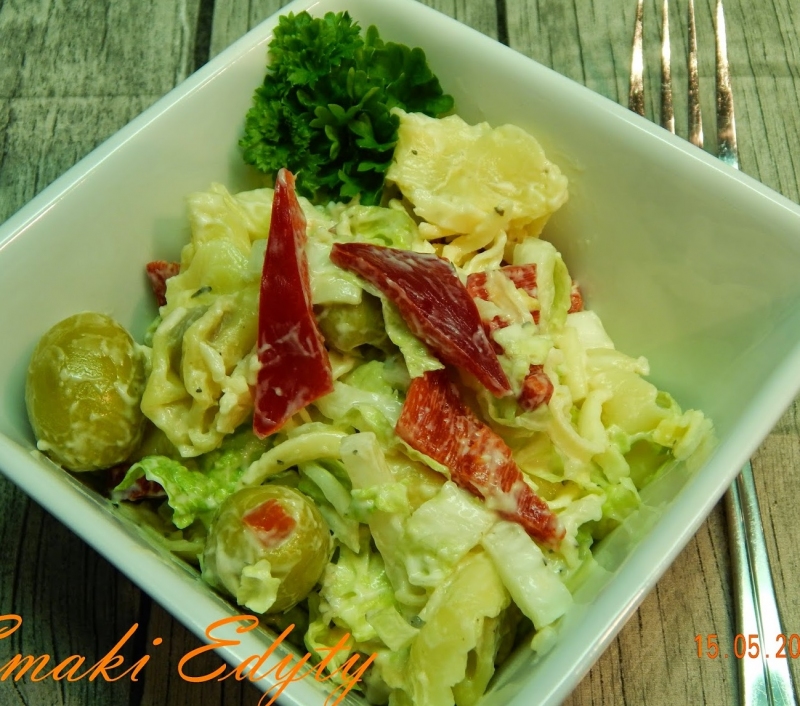 Sałatka z tortelloni z dipem bazyliowo-c