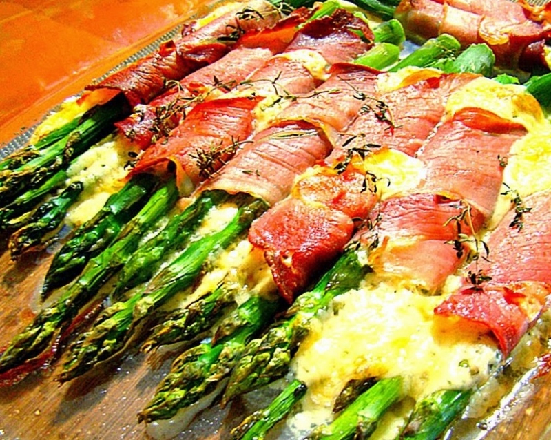 ZAPIEKANE SZPARAGI W SZYNCE PARMEŃSKIEJ