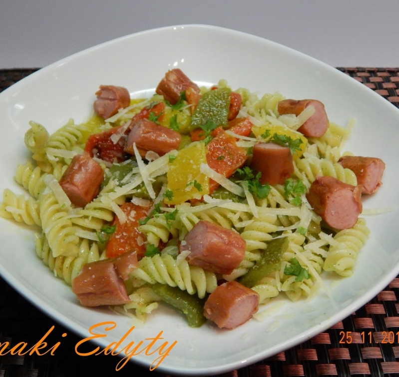 Pesto z grillowaną papryką i parówkami