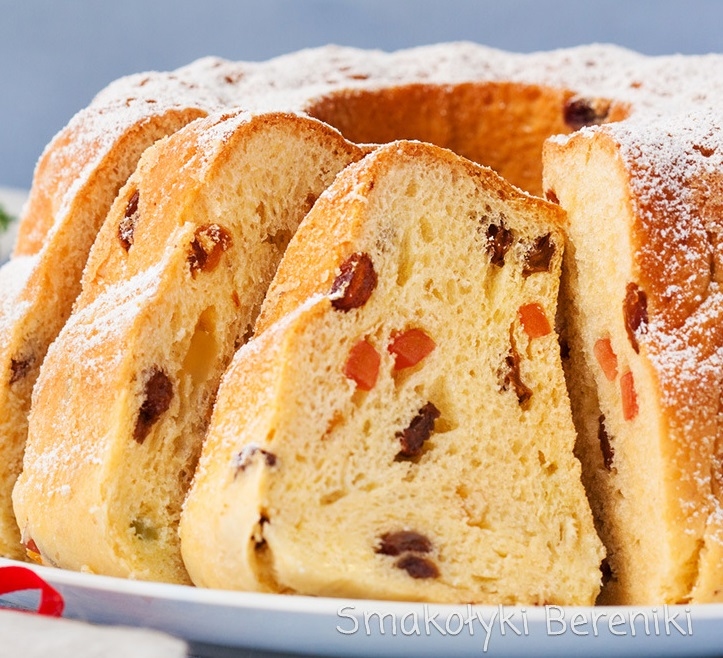 Wielkanocna babka drożdżowa