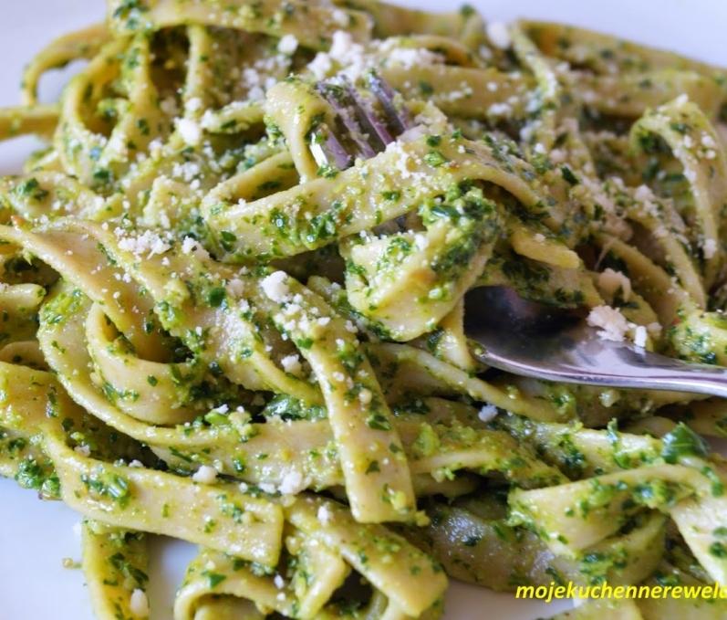 Razowe tagliatelle z pesto z jarmużu
