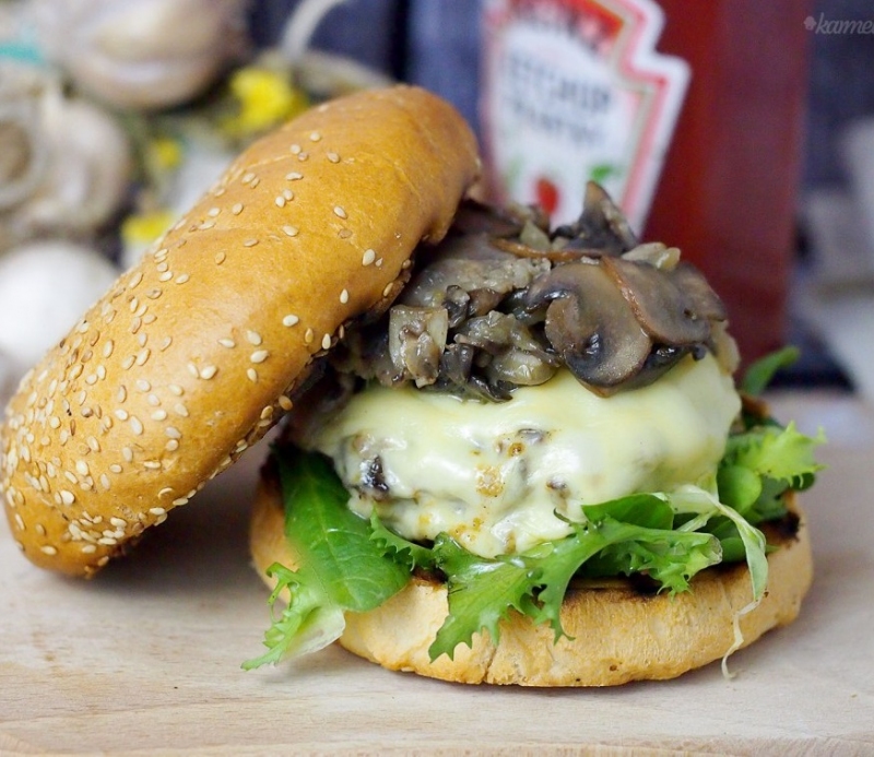 Łatwy burger wołowy z serem i pieczarkami