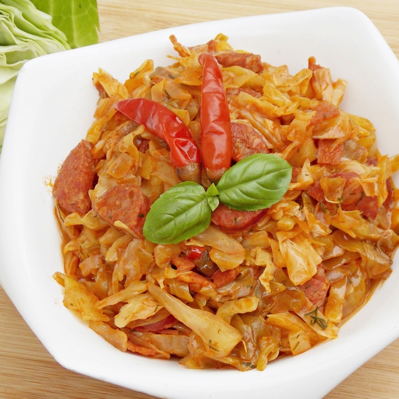Młoda kapusta z chorizo